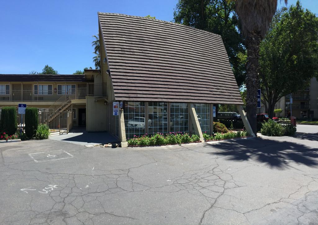 Discovery Inn Модесто Экстерьер фото