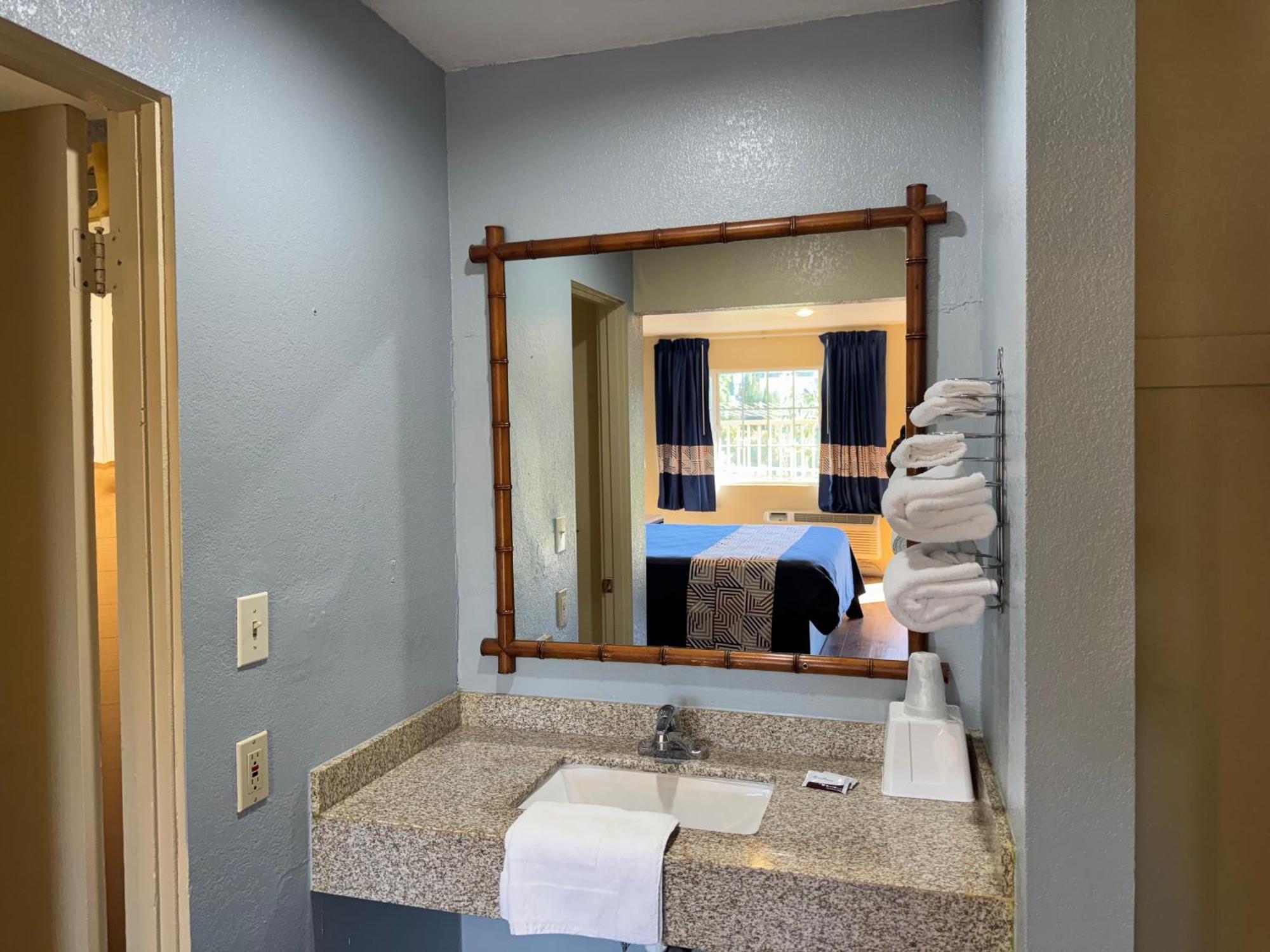 Discovery Inn Модесто Номер фото